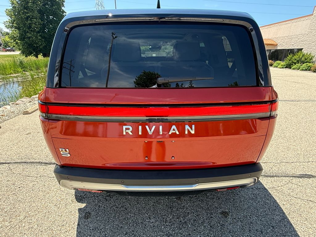 Rivian R1S