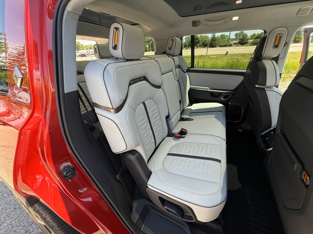 Rivian R1S