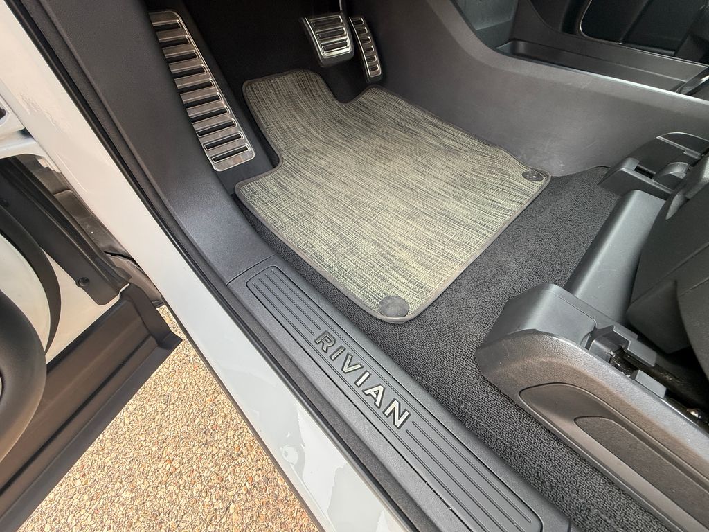 Rivian R1S